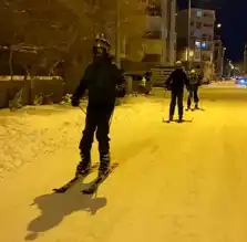 Ardahan'da Kar Yağışı: Caddeler Kayak Pisti Oldu!