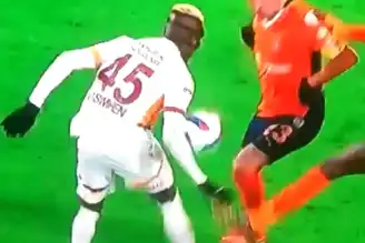 Osimhen'in Eliyle Gol Mü? Tartışmalı Pozisyon!